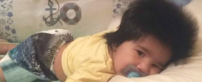 Bebê cabeludo chama atenção de curiosos e ganha apelido de pandinha