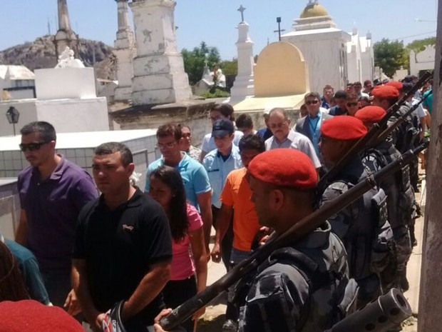 Policial é enterrado em cemitério em Quixadá (Crédito: Divulgação)