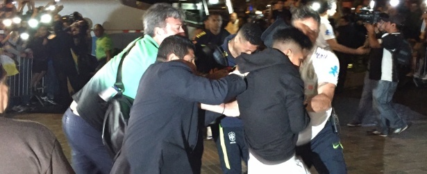 Fã dribla segurança e agarra Neymar em chegada confusa da seleção