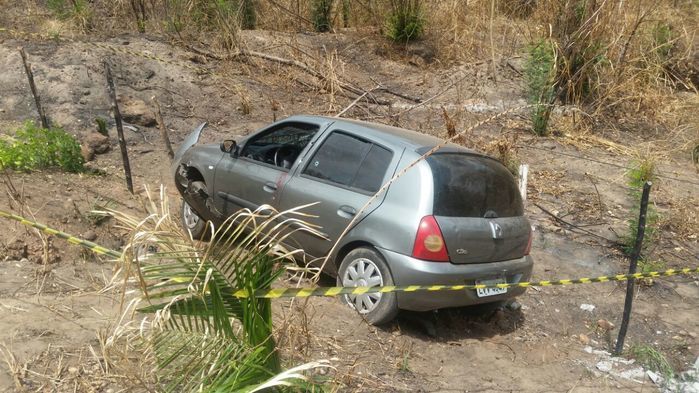 Veículo caiu em uma ribanceira (Crédito: Reprodução)