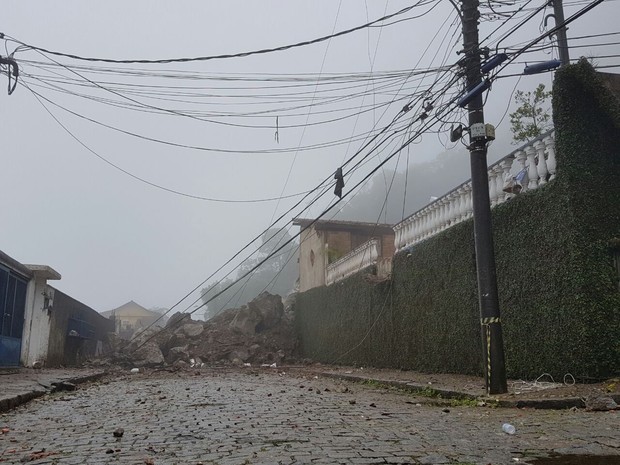Deslizamento ocorre por causa de fortes chuvas (Crédito: Bruno Rodrigues/G1)