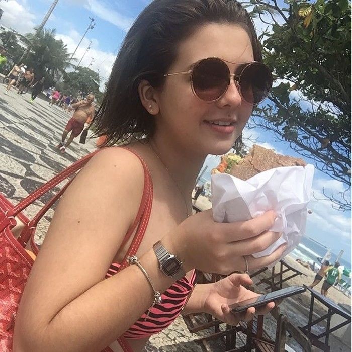 Klara Castanho aproveita feriado na praia e mostra corpo em forma