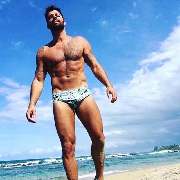 Ricky Martin ostenta barriga tanquinho em rede social