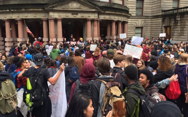 Estudantes protestam contra Trump nos EUA (Crédito: Twitter)