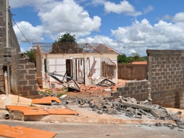 Moradores destroem casa de mulher que matou filha de 2 anos em Lavras (Crédito: Reprodução)
