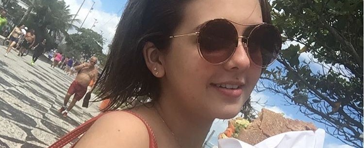 Klara Castanho aproveita feriado na praia e mostra corpo em forma