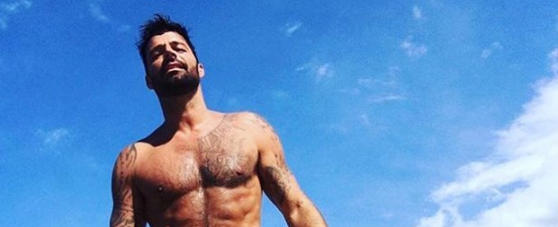 Ricky Martin ostenta barriga tanquinho em rede social