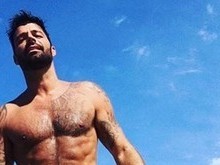 Ricky Martin ostenta barriga tanquinho em rede social