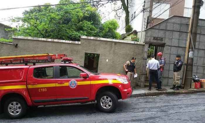 Muro desaba sobre casa e mata mulher após forte chuva