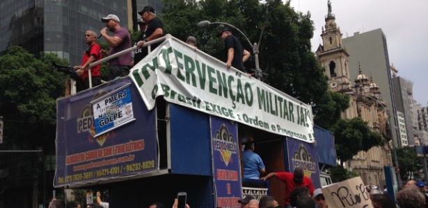 Manifestantes em carro pedem intervenção militar