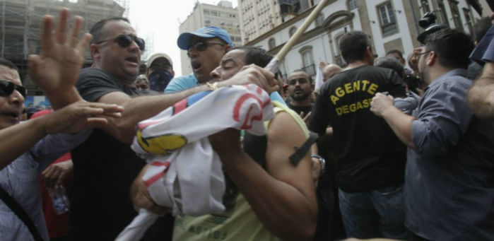 Grupo de manifestantes se confrontam