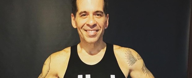 Leandro Hassum exibe braços fortes ao posar sem camisa