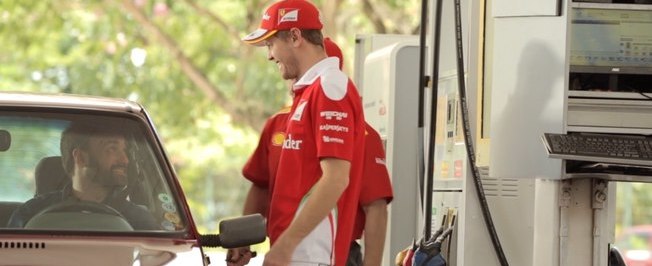 Vettel surpreende motoristas se passando por frentista em posto