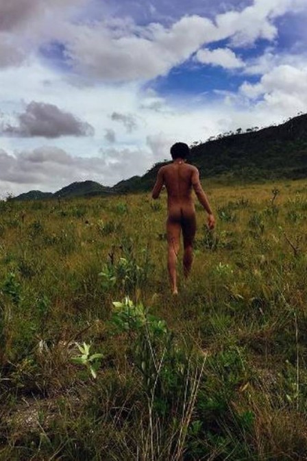 Ícaro Silva posta foto com o bumbum de fora durante viagem (Crédito: Reprodução)