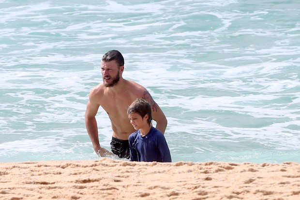 Rodrigo Hilbert com o filho (Crédito: Agnews)