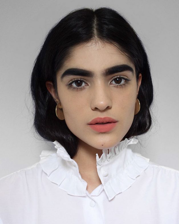 Jovem que sofria bullying por conta da sobrancelha vira modelo