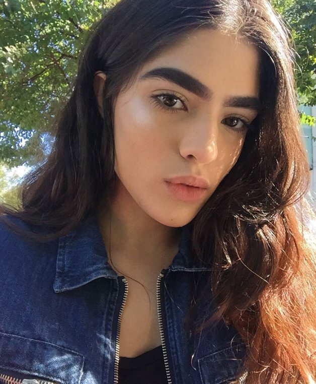 Jovem que sofria bullying por conta da sobrancelha vira modelo