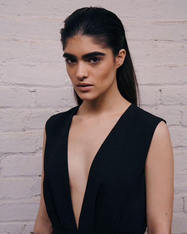 Jovem que sofria bullying por conta da sobrancelha vira modelo