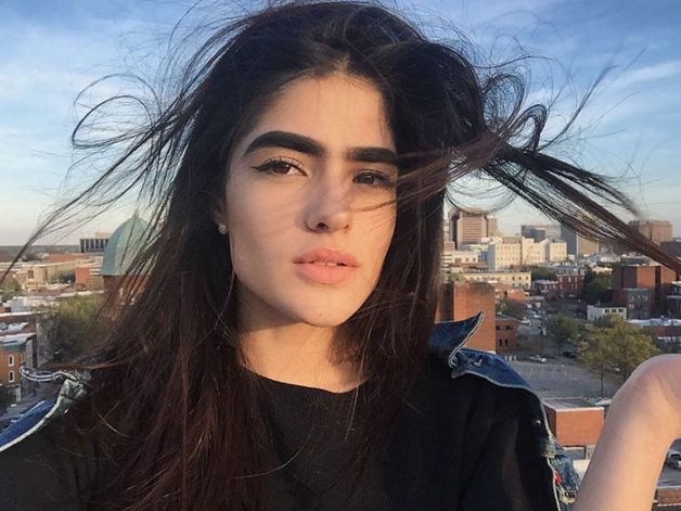 Jovem que sofria bullying por conta da sobrancelha vira modelo