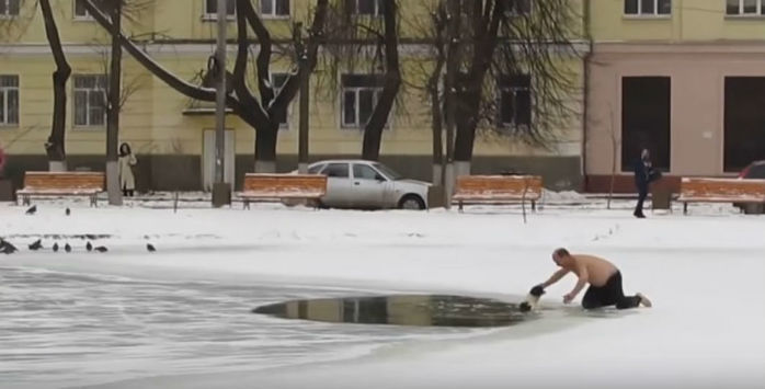 Homem se arrisca para salvar cachorro de lago congelado