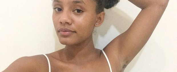 Atriz global posta foto mostrando pelos na axila e causa polêmica