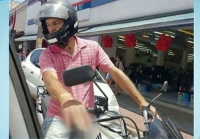 Homem anda com as partes íntimas de fora