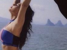 Ausente na web, Kim Kardashian arrasa de biquíni em foto inédita