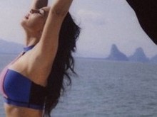 Ausente na web, Kim Kardashian arrasa de biquíni em foto inédita