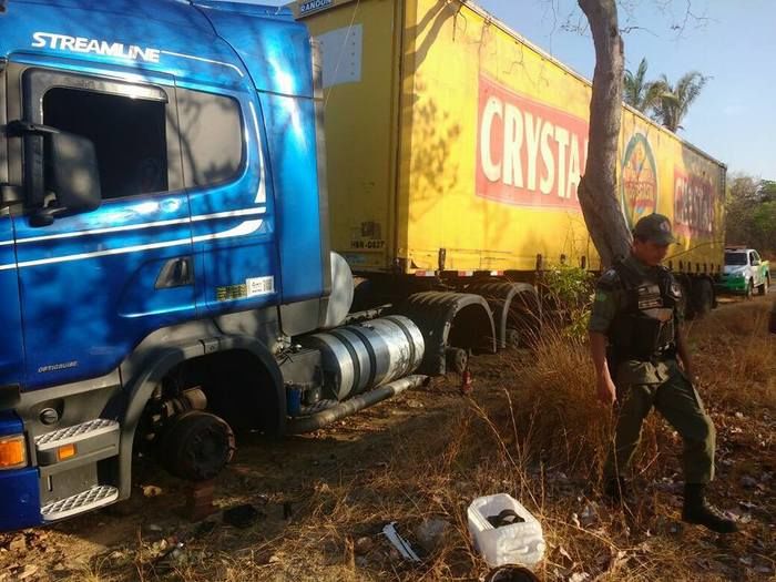 Bandidos levaram dez pneus do veículo (Crédito: Reprodução)