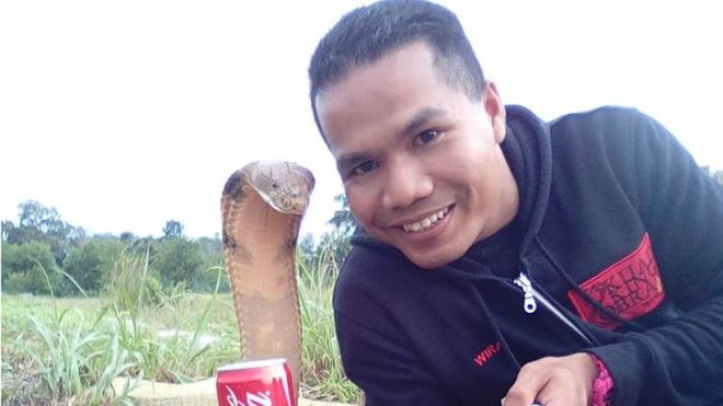 Abu Zarin Hussin tira selfie com uma das suas quatro cobras; ele diz que tenta entender o comportamento do réptil (Crédito: Arquivo Pessoal)