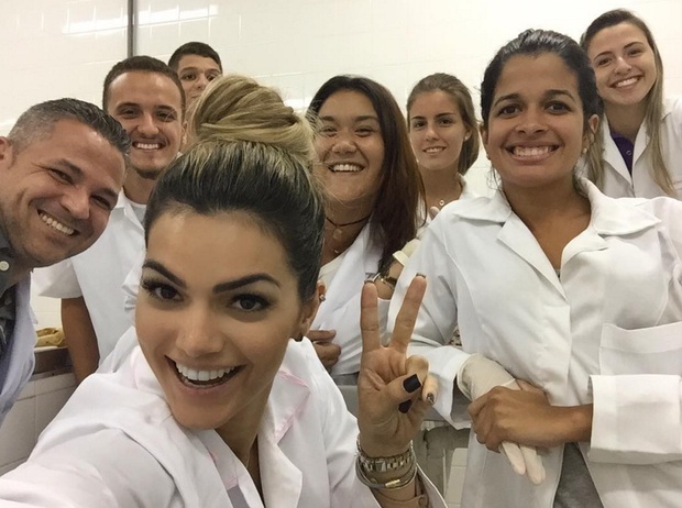 Kelly Key é pega colando em prova na faculdade