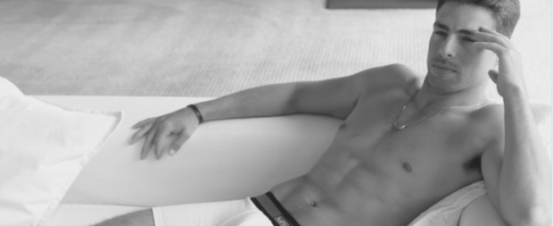 Cauã Reymond aparece só de cueca em campanha de marca de roupas