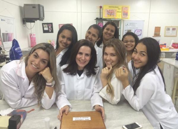 Kelly Key é pega colando em prova na faculdade