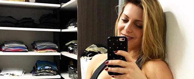 Sheila Mello exibe barriga sarada em rede social e recebe elogios