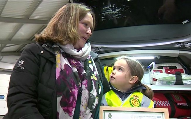 Garota ganhou visita ao centro de emergência da polícia (Crédito: BBC)