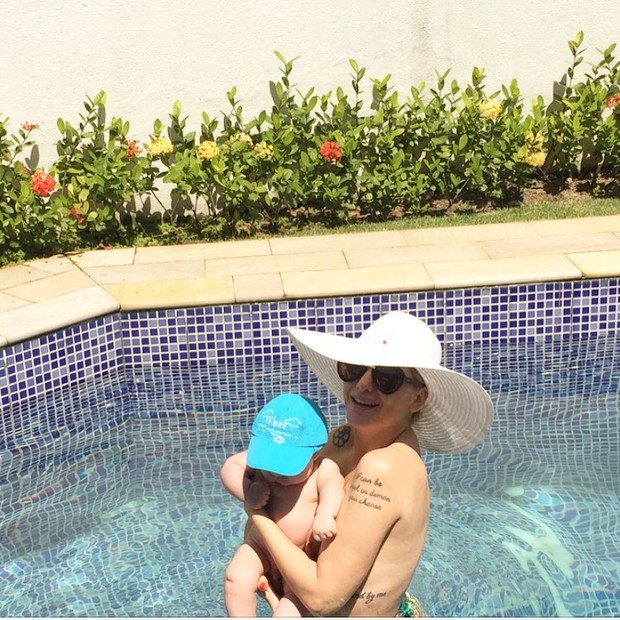 Com o filho no colo, Antônia Fontenelle faz topless em dia de sol (Crédito: Reprodução)