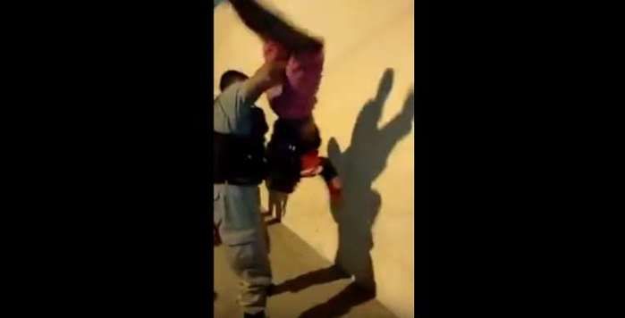 Policial vira suspeito de cabeça para baixo durante abordagem