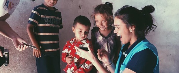 Bruna Marquezine visita campo de refugiados no Líbano