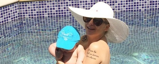 Com o filho no colo, Antônia Fontenelle faz topless em dia de sol