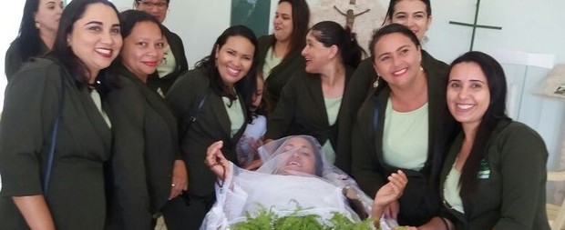 Mulher pede para ser velada viva e realiza sonho após 14 anos