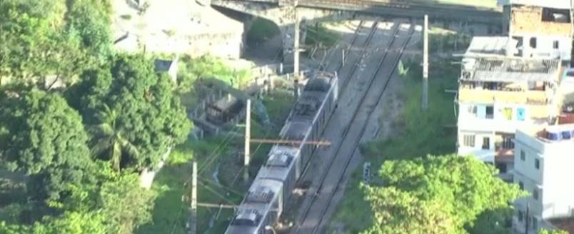 Pai e filhos morrem atropelados por trem após travessia clandestina