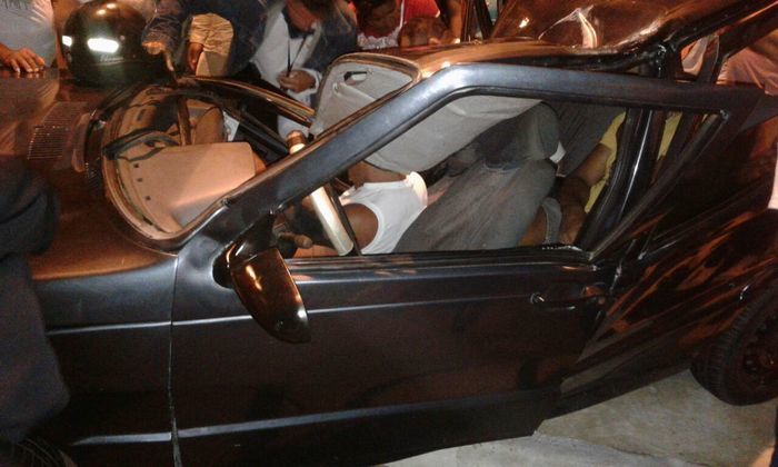 Ocupantes ficaram presos no carro em acidente na avenida Poti (Crédito: Reprodução)