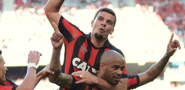 André Lima e Thiago Heleno comemoram um dos gols do furacão (Crédito: Reprodução)