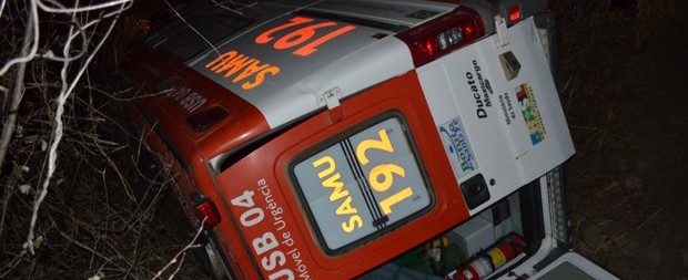 Ambulância tomba ao parar para socorro à paciente em convulsão