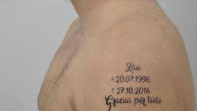 Tatugem mostra nome da vítima com datas de nascimento e morte e a frase "Obrigado por tudo" (Crédito: Reprodução)