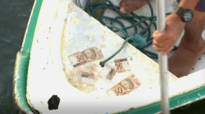 Banhistas encontraram dinheiro na Praia da Urca (Crédito: Reprodução)