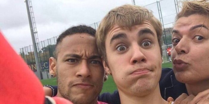 David Brazil posa com Justin Bieber e Neymar em treino do Barça