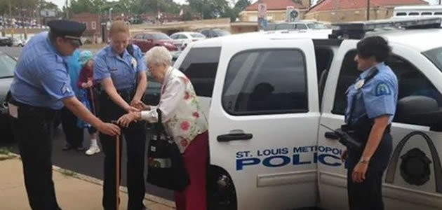 Mulher de 102 anos realiza sonho de ser presa