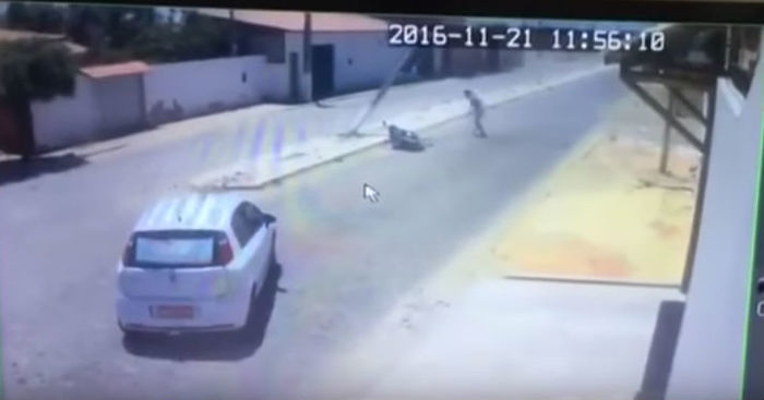 Momento em que o poste cai sobre o motociclista (Crédito: Reprodução)