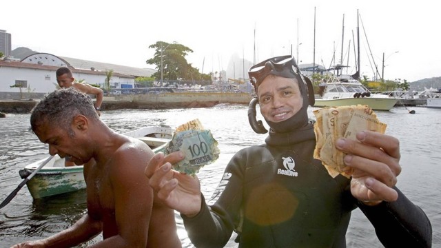 Notas foram encontradas no mar da Urca (Crédito: Urbano Erbiste)